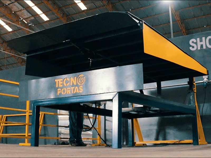 Niveladora de doca em operação logística